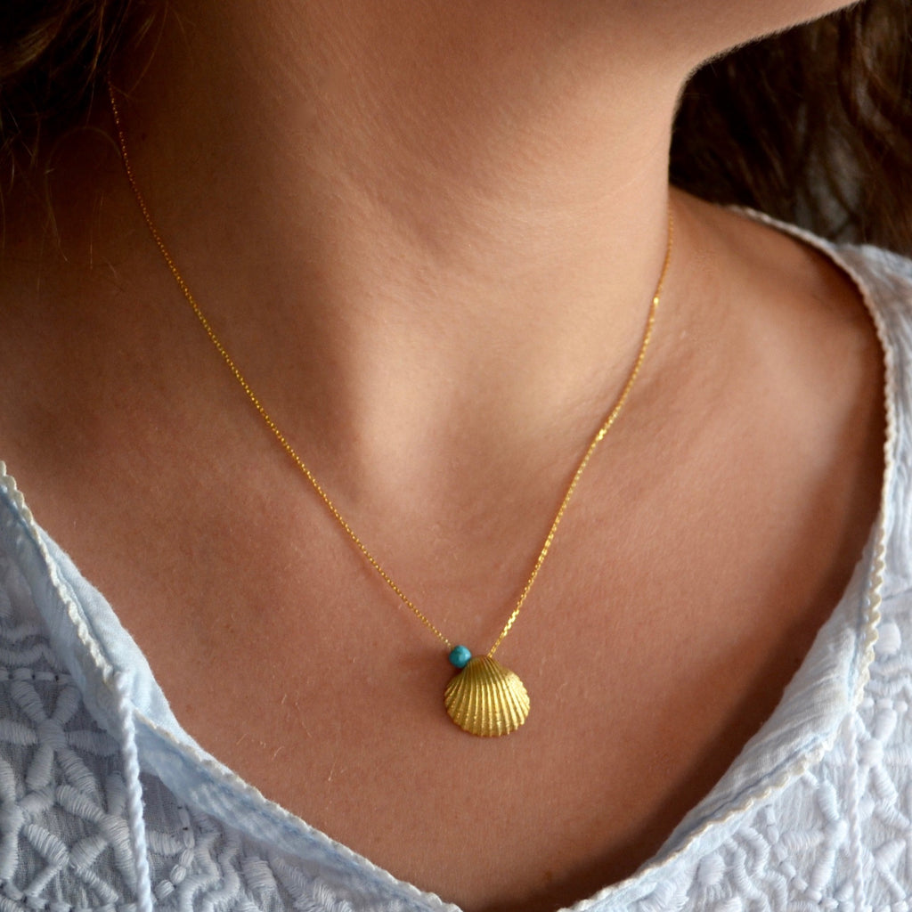 Gold hotsell shell pendant